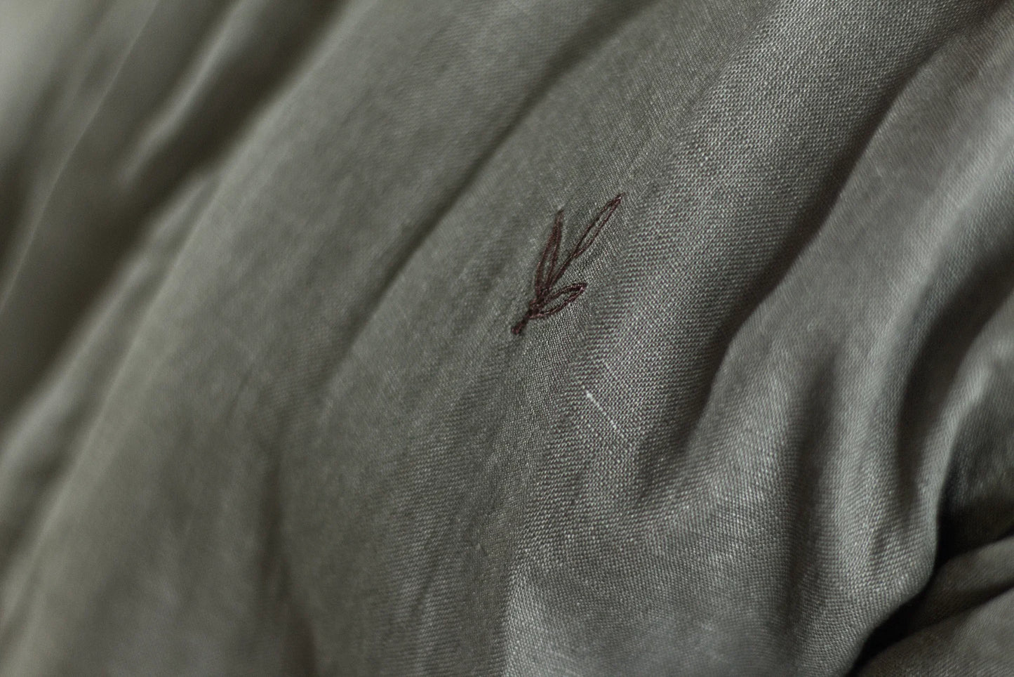 Camisa Insignia verde oliva oscuro 100% lino Hombre y Mujer