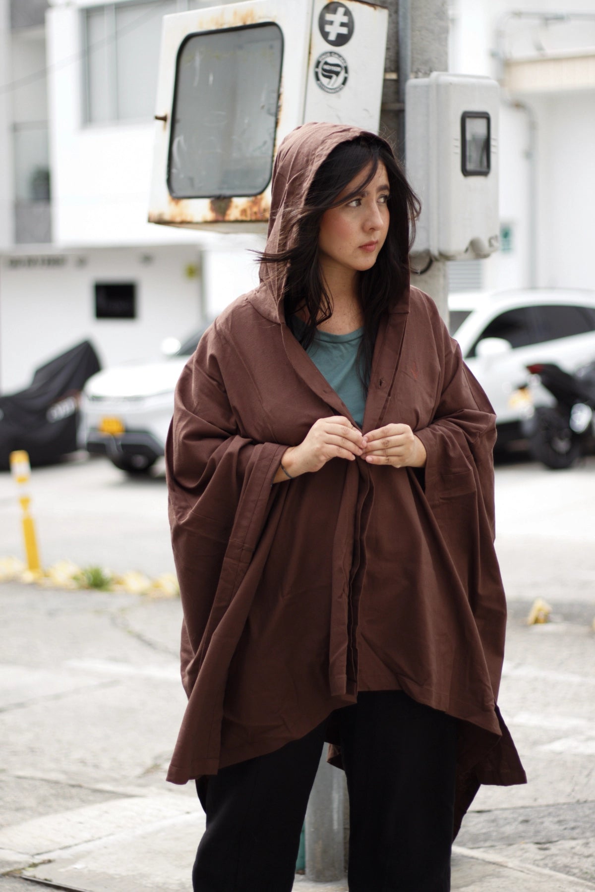 capa oversize café elegante