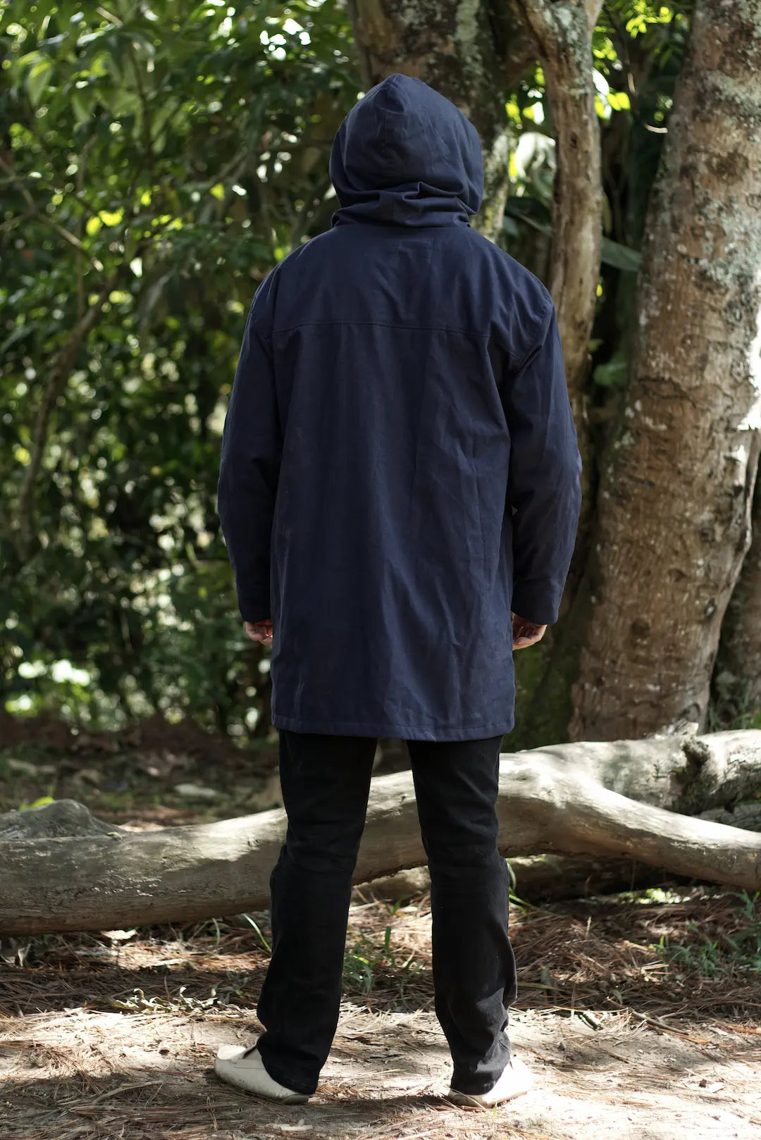 chaqueta parka azul atrás naturaleza