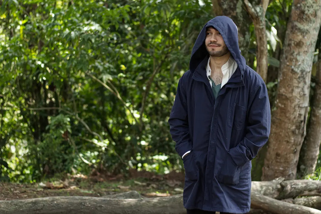 chaqueta parka azul capota naturaleza