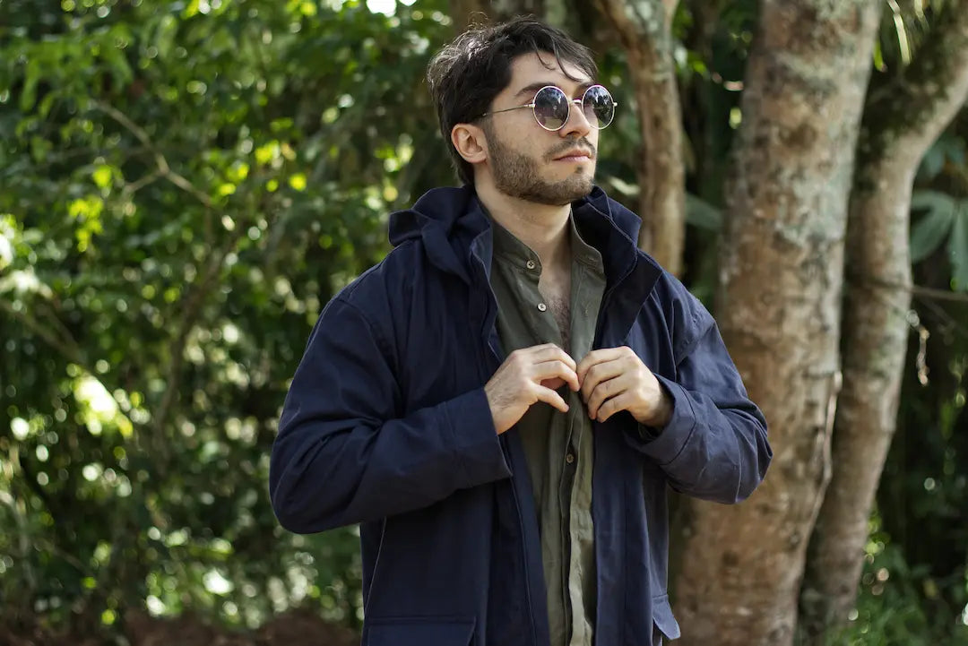 chaqueta parka azul entreabierta