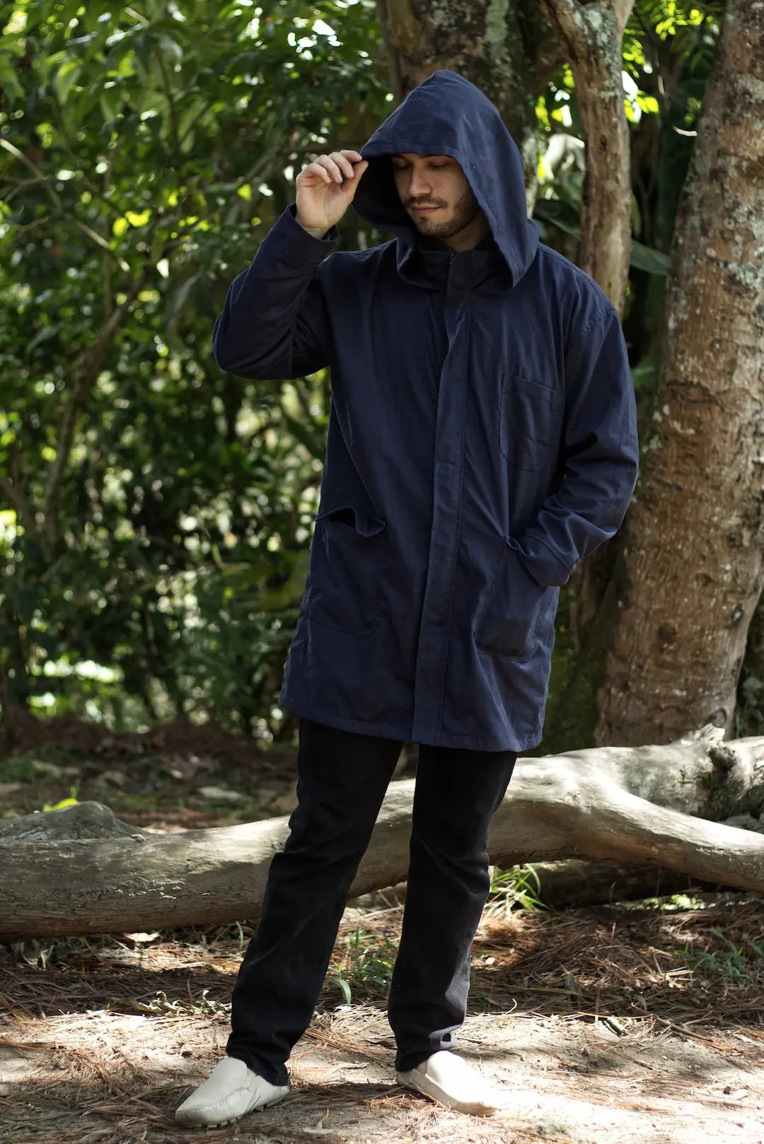 chaqueta parka azul espalda naturaleza