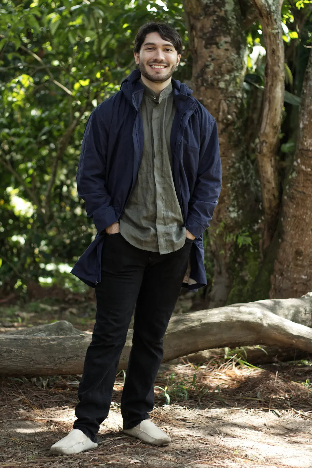chaqueta parka azul frente naturaleza