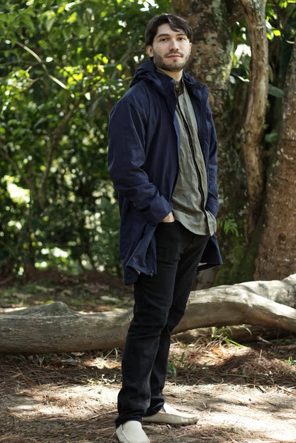 chaqueta parka azul lado naturaleza