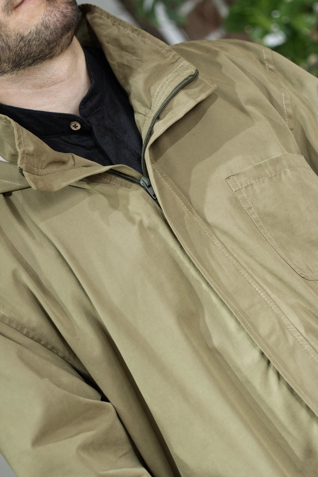 chaqueta parka verde oliva detalle
