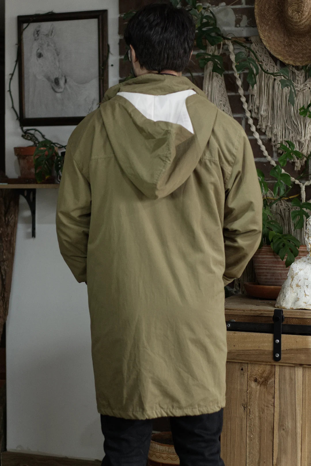 chaqueta parka verde oliva espalda detalle