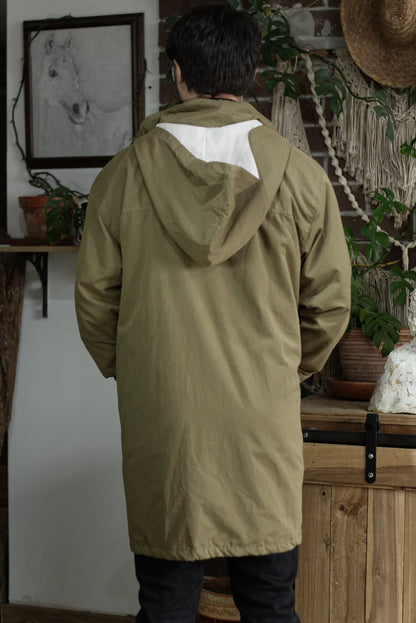 chaqueta parka verde oliva espalda detalle