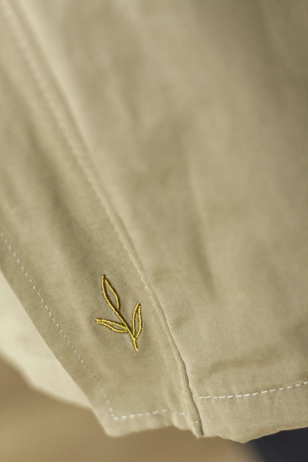 chaqueta parka verde oliva logo detalle