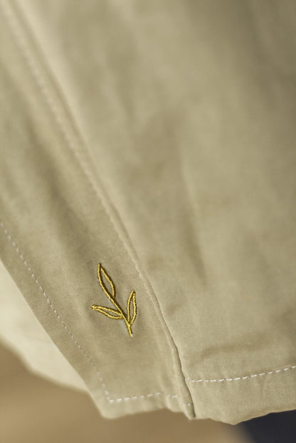 chaqueta parka verde oliva logo detalle